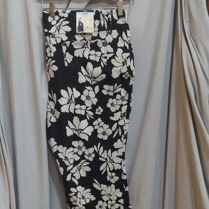 TERRA & SKY Floral Black and White Capri Size 3X